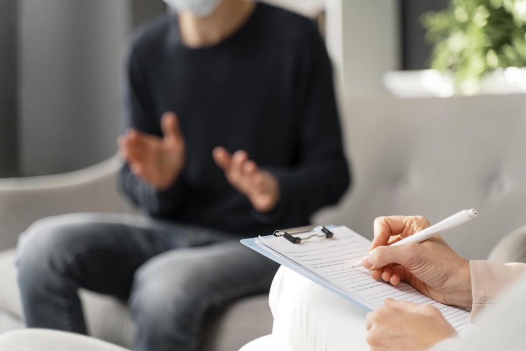 Mężczyzna jest na terapii, by otrzymać wiedzę, jak przestać martwić się o swoje zdrowie.