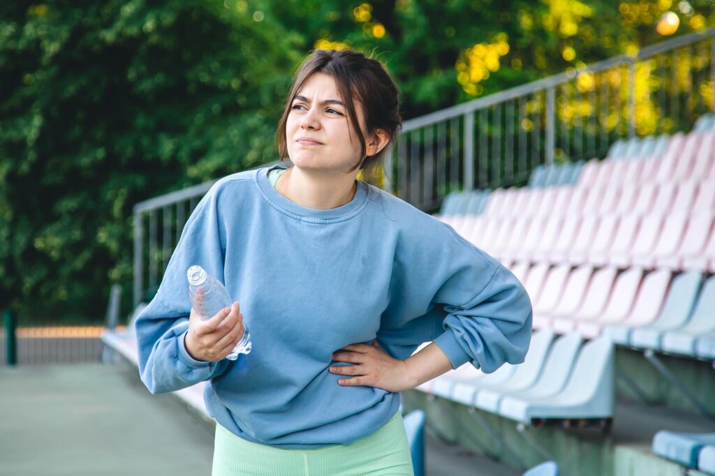 Dziewczyna martwi się, bo czuje ból w nerkach.