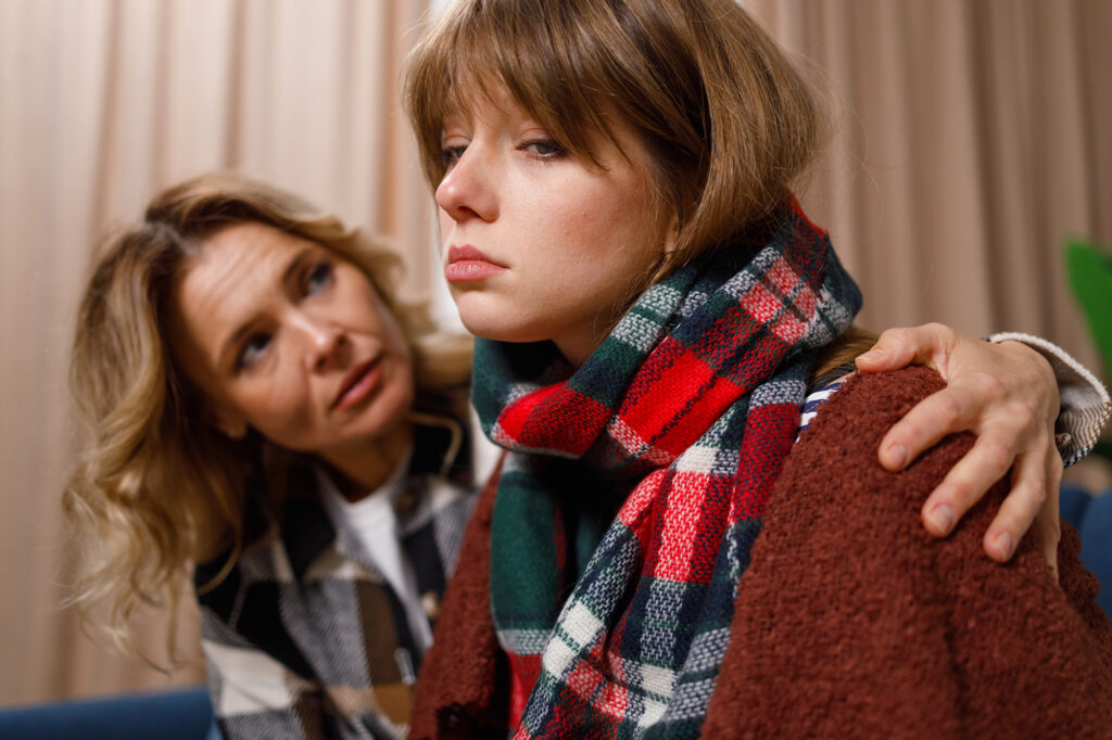 Nadopiekuńcza matka opiekuje się chorą córką.