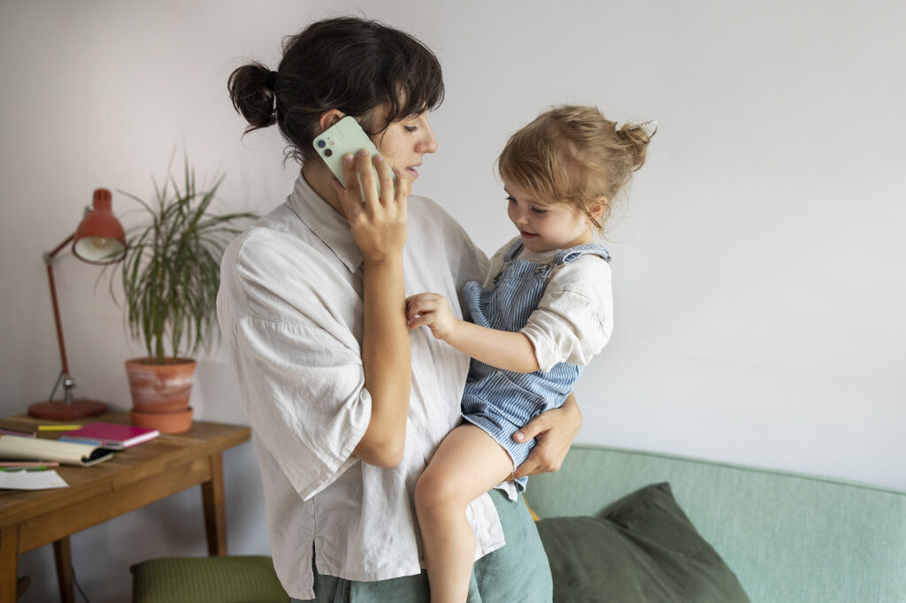 Kobieta dzwoni do mamy po poradę.