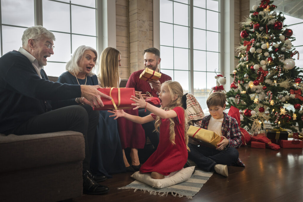 Rozdawanie prezentów świątecznych podczas wigilii.