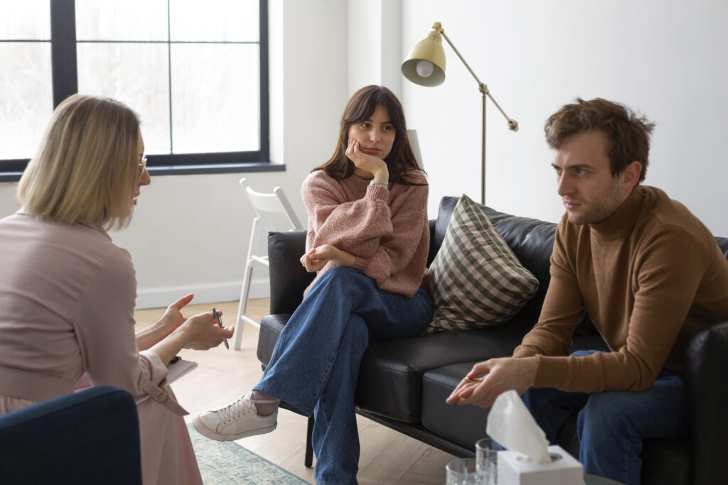 Para rozmawia z terapeutą w trakcie sesji.