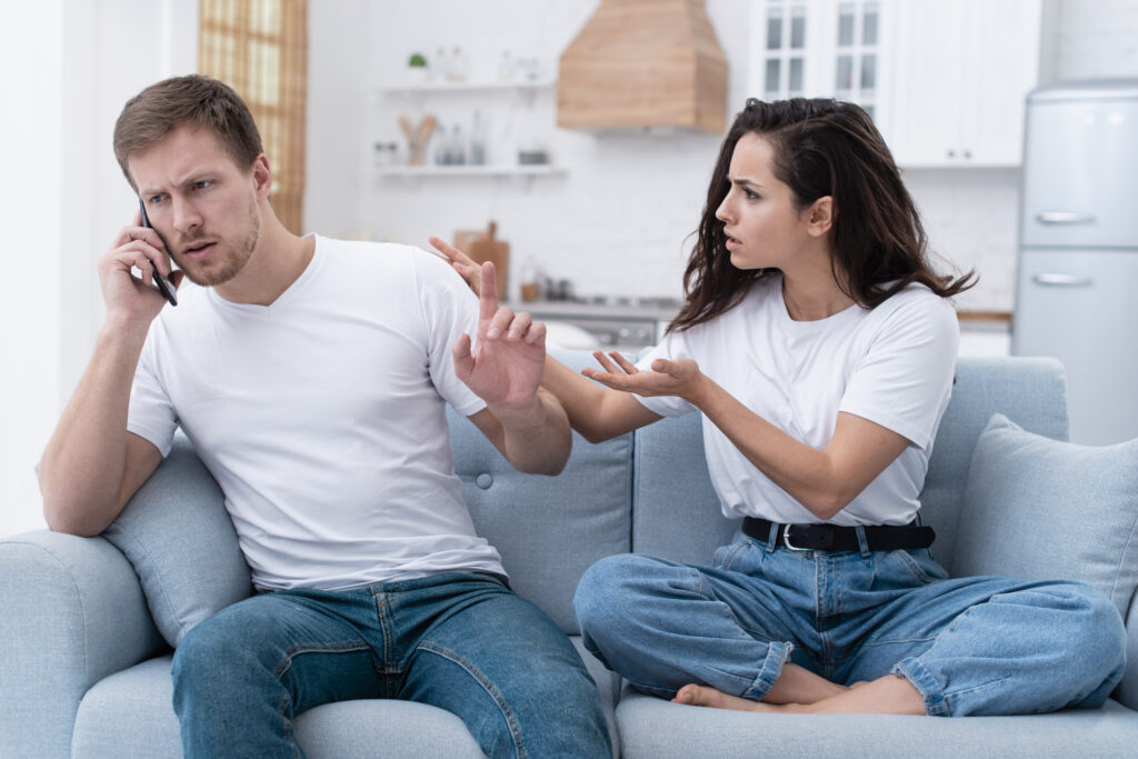 Mąż nie chce rozmawiać z żoną na drażliwy temat.