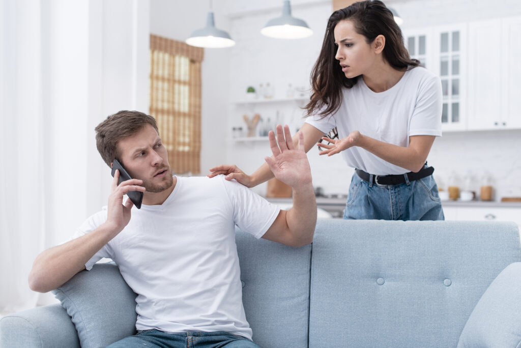 Mężczyzna rozmawia przez telefon i nie chce słuchać partnerki.